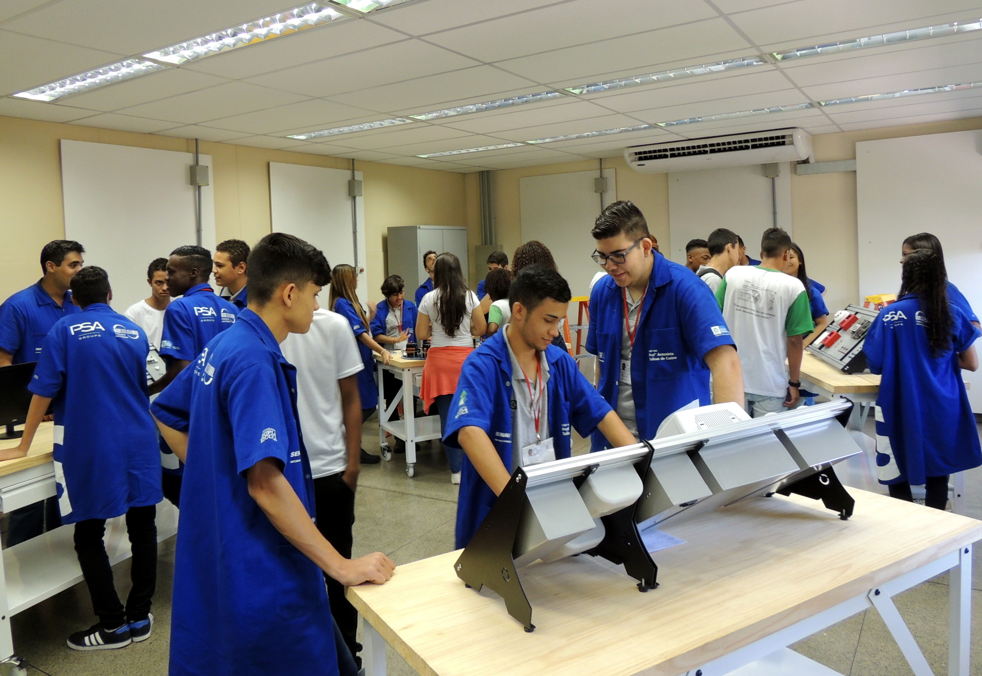 Estudantes que ingressaram no ensino médio conheceram as instalações e o projeto didático do curso técnico em eletrotécnica