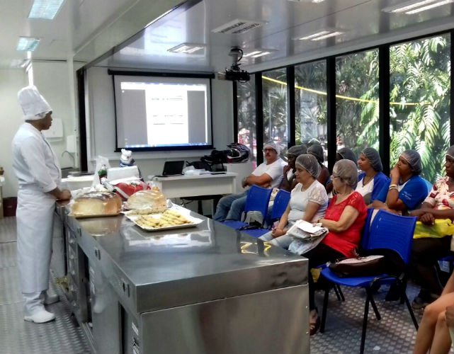 Cerca de 100 pessoas participaram dos minicursos que ensinaram receitas de biscoitos e pão integral em Petrópolis