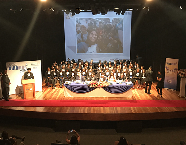 Formatura de 82 jovens participantes do Vira Vida foi realizada no Teatro SESI Jacarepaguá