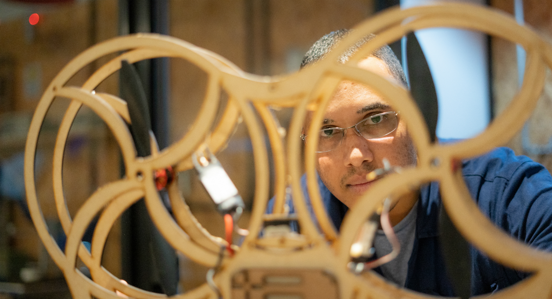 Adson Costa, aluno do FabLab, trabalha no protótipo de um drone, um dos projetos do Instituto SENAI de Tecnologia Automação e Simulação, em Benfica