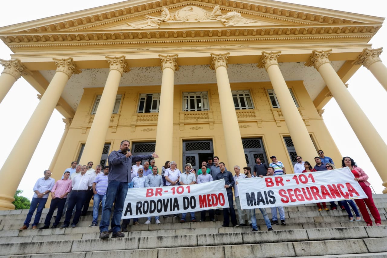 Entidades empresariais se reuniram em frente à Câmara de Vereadores