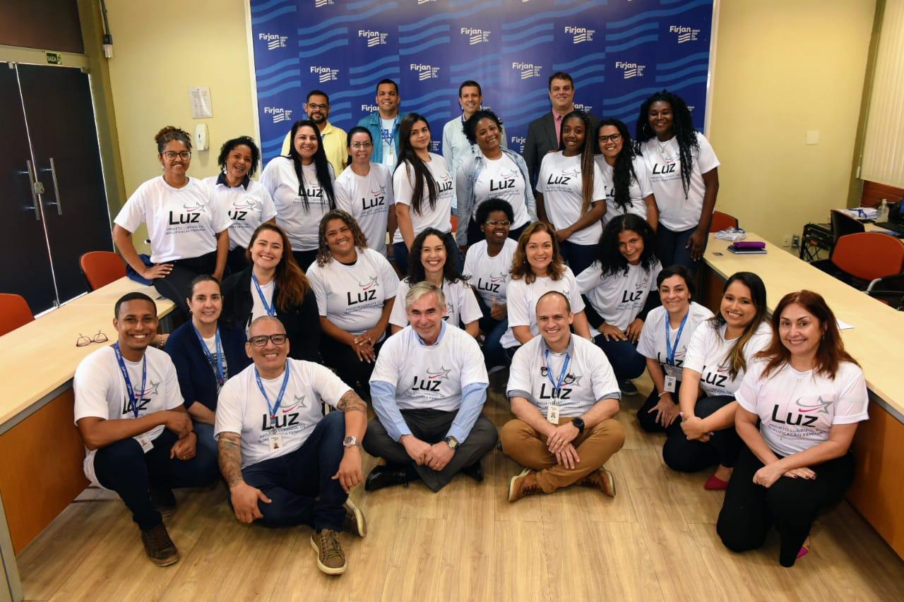 Representantes da Lubrizol, da Firjan SENAI SESI e as beneficiárias do projeto social durante a aula inaugural