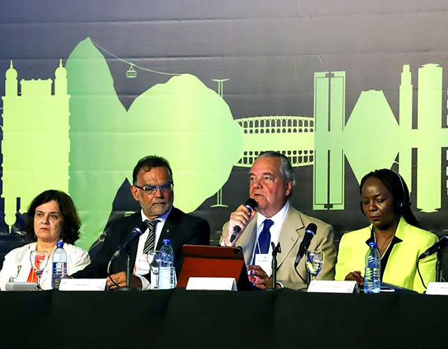 Nísia Trindade (Min. Saúde), Mauro Moreira (Fiocruz), Eduardo Eugenio (Firjan) e Rachel Chikwamba (CSIR - África)