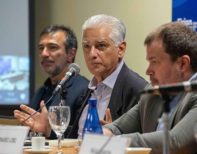 Luiz Césio Caetano, 1º vice-presidente da Firjan, entre os secretários Vinicius Farah e Leonardo Lobo