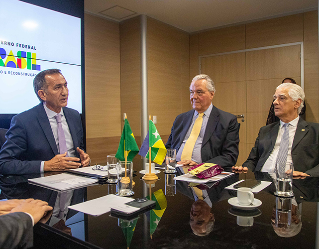 Reunião envolveu o ministro do Desenvolvimento Regional, Waldez Góes (esq); o presidente da Firjan, Eduardo Eugenio Gouvêa Vieira (centro); e o 1º vice-presidente da federação, Luiz Césio Caetano