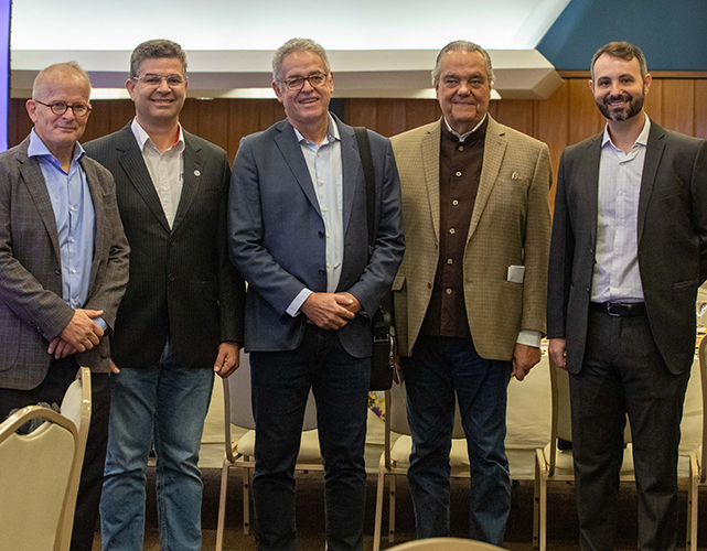 Acima: Grant Ferguson (plant manager Michelin), Marcelo Marchiori (vice-presidente do Cluster Automotivo e plant manager Nissan), Antonio Carlos Vilela, Eduardo Eugenio e Oscar Tavares Neto (presidente do Cluster e plant manager Jaguar Land Rover)