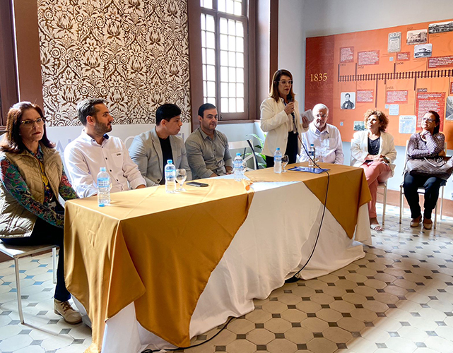 A gerente executiva da Firjan SENAI, Dannielle Corrêa, anuncia os cursos de qualificação que serão ofertados na parceria