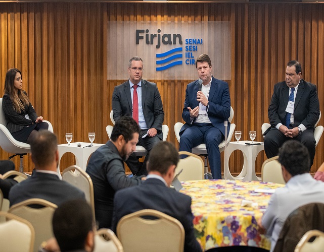 No painel sobre a Lei do Aço, respectivamente, Thayane Ataíde, Rodrigo Barreto, Gustavo Tutuca e Alexandre Esteves