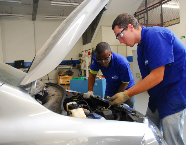Curso de eletricista de automóveis é uma das ofertas