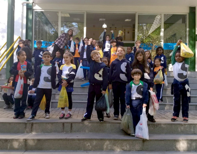 Alunos das turmas de 1º ano do Ensino Fundamental fizeram a doação de brinquedos e alimentos ao projeto social Nyumba - Kaya