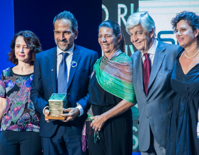 Claudio Nogueira, da Subsea 7, recebeu o prêmio na categoria Desenvolvimento do Rio, das mãos do vice-presidente da FIRJAN, Carlos Fernando Gross