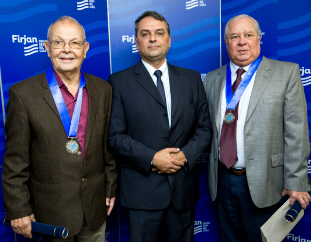 Presidente da Firjan Norte Fluminense, Fernando Aguiar (centro) entregou a homenagem a Paulo Maranhão Aguiar (esquerda) e Carlos Bacelar