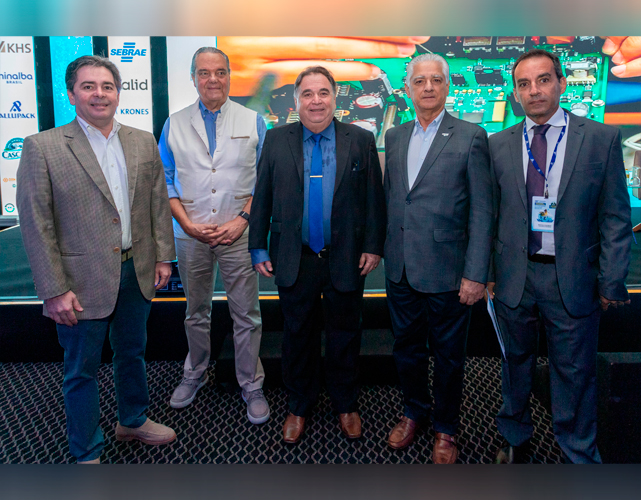 Henrique Nora Jr (presidente do Fórum Setorial de Mineração), Eduardo Eugenio (presidente Firjan), Carlos Alberto Lancia (presidente Abinam), Luiz Césio Caetano (1º vice-presidente Firjan) e Marcelo Pacheco (sócio-diretor Água Mineral L'Aqua)