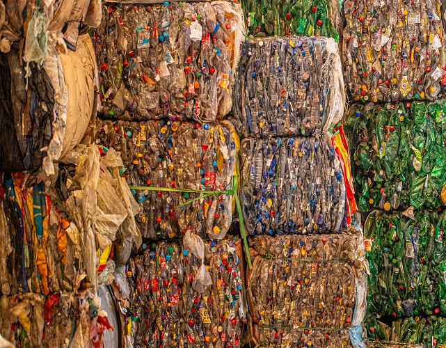 Material separado no galpão da R-TEC Reciclagem, em Paraíba do Sul, empresa que atua na comercialização de resíduos de papéis e plásticos, cujo destino será a formação de novos produtos