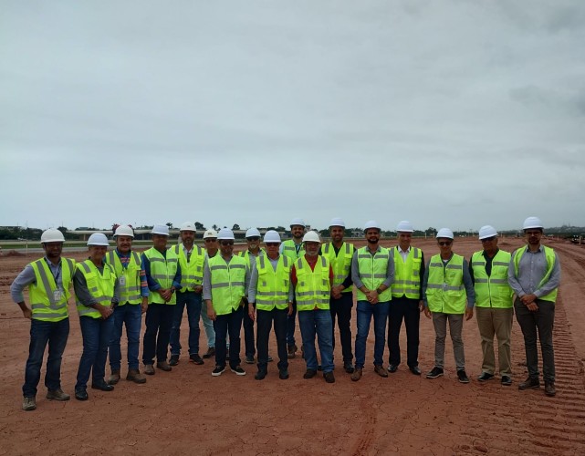 Empresários de Macaé visitam o local onde está sendo construída a nova pista