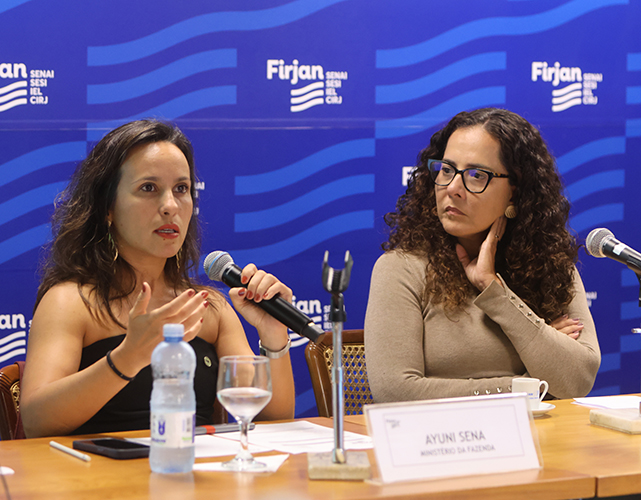 Ayuni Sena (E), do Ministério da Fazenda, ao lado de Claudia Guimarães, explicou o que é e como funciona o sistema de classificação da TSB