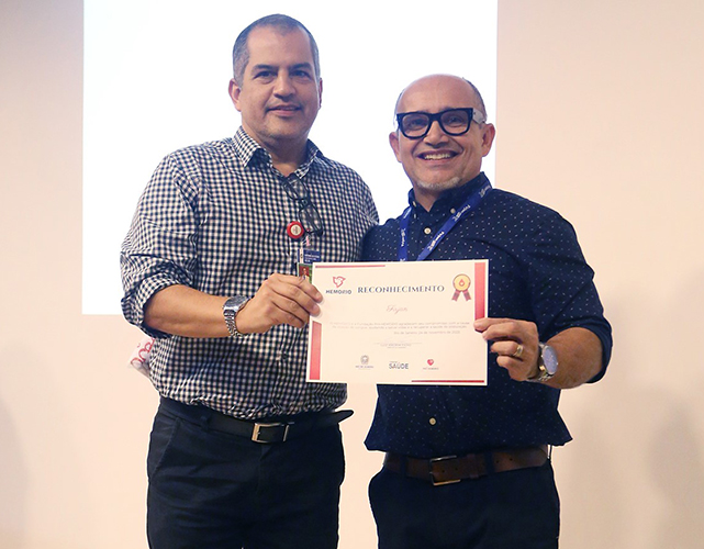 Diretor Administrativo do Hemorio, Carlos Henrique Costa entrega o certificado 'Empresa Cidadã' ao representante da federação, Everaldo Moura