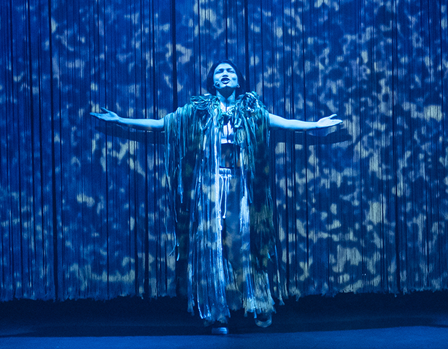 Espetáculo "Azira'i", de Zahy Tentehar, será apresentado nos Teatros Firjan SESI Centro e Macaé.