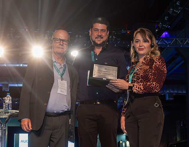 José Magno Vargas Hoffmann, presidente da Firjan Noroeste (à esquerda), entrega a premiação durante o Rio Construçao Summit