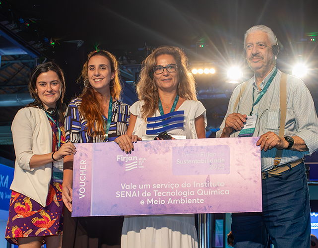 Isaac Plachta, presidente do Conselho Empresarial de Meio Ambiente da Firjan (à dir.), entrega premiação para a Schlumberger durante o Rio Construção Summit