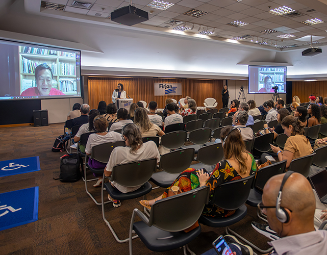 No telão, o urbanista Kongjian Yu, professor da Faculdade de Arquitetura e Paisagismo da Universidade de Pequim