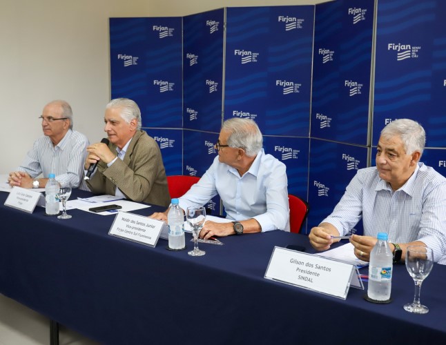Luiz Césio Caetano, 1º vice-presidente da Firjan, participou do encontro ao lado do vice-presidente da Firjan Centro-Sul, Waldir dos Santos Junior, e dos presidentes do Rodoferro, Paulo Munck Machado, e do Sindal, Gilson dos Santos