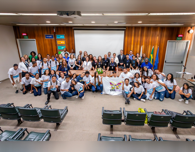 Cerca de 30 alunos receberem as boas-vindas da equipe Firjan SENAI SESI