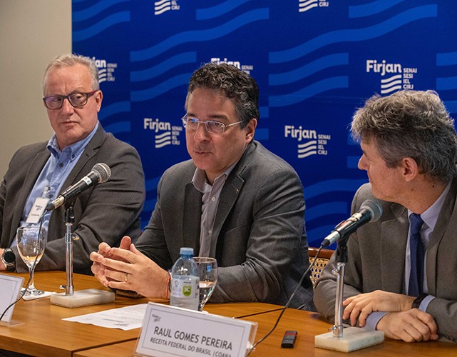 Acima, Ricardo Keiper (Firjan), Ronaldo Feltrin (Receita Federal) e Raul Gomes Pereira (Coana/Receita Federal) na sede da Firjan
