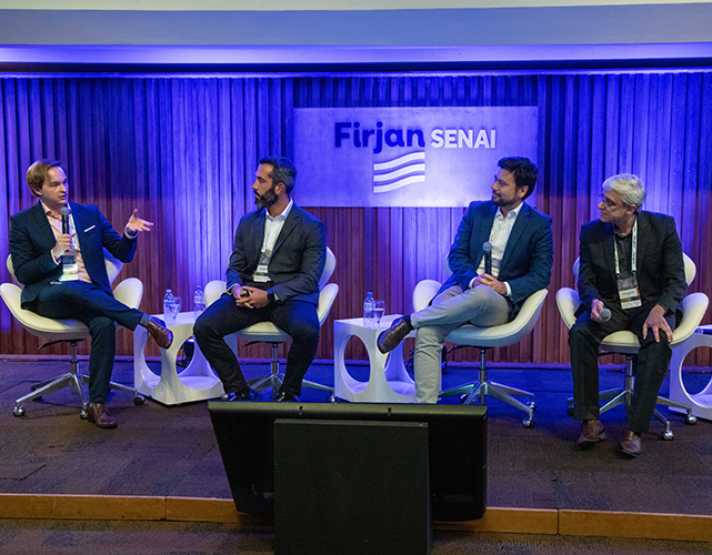 Acima, Fernando Montera (Firjan SENAI), João Francisco Negreiros (Shell Energy), Thiago Arakaki (Galp) e Luciano Cardoso (Voqen) no painel sobre experiência de mercado