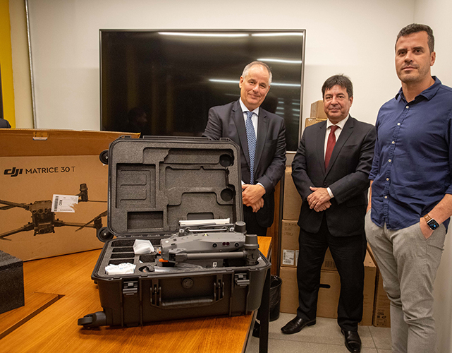 Acima, Carlos Frederico Aguiar (vice-presidente Firjan CIRJ), Leandro Almada (superintendente PF) e Jaime Candido (delegado PF)