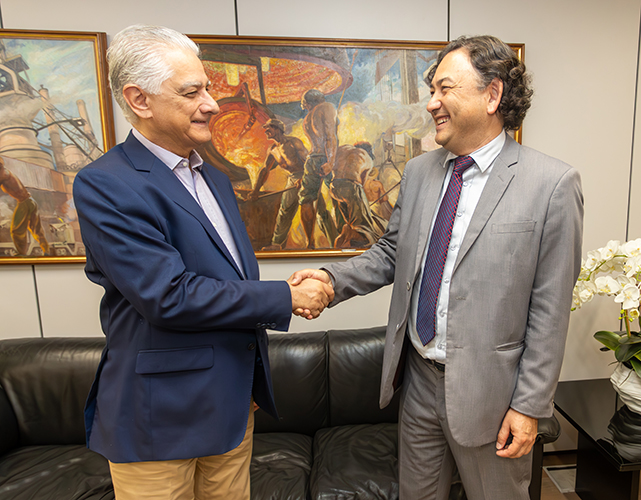 Presidentes Luiz Césio Caetano (Firjan) e Fausto Augusto Junior (CNSesi), na sede da Firjan