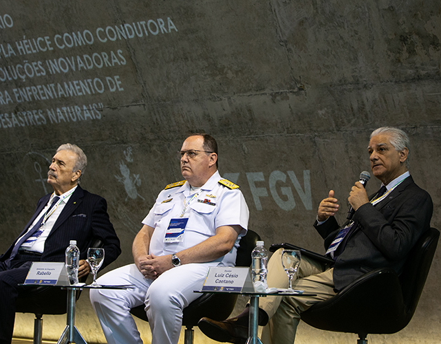 Da esq. para dir.: Bianor Scelza Cavalcanti (FGV), Almirante de Esquadra Alexandre Rabello de Faria (Marinha) e Luiz Césio Caetano (Firjan)