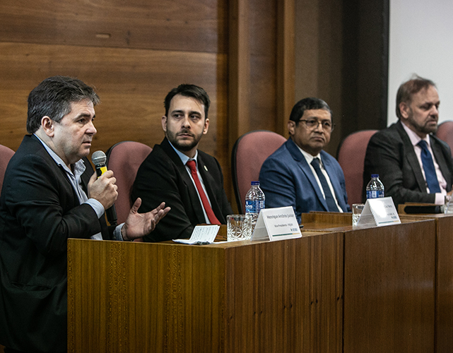 Da esq. para dir.: Henrique Nora Jr. (ao microfone), Eduardo Freitas Neto, Mauro Sousa e Tasso Mendonça, diretor da ANM