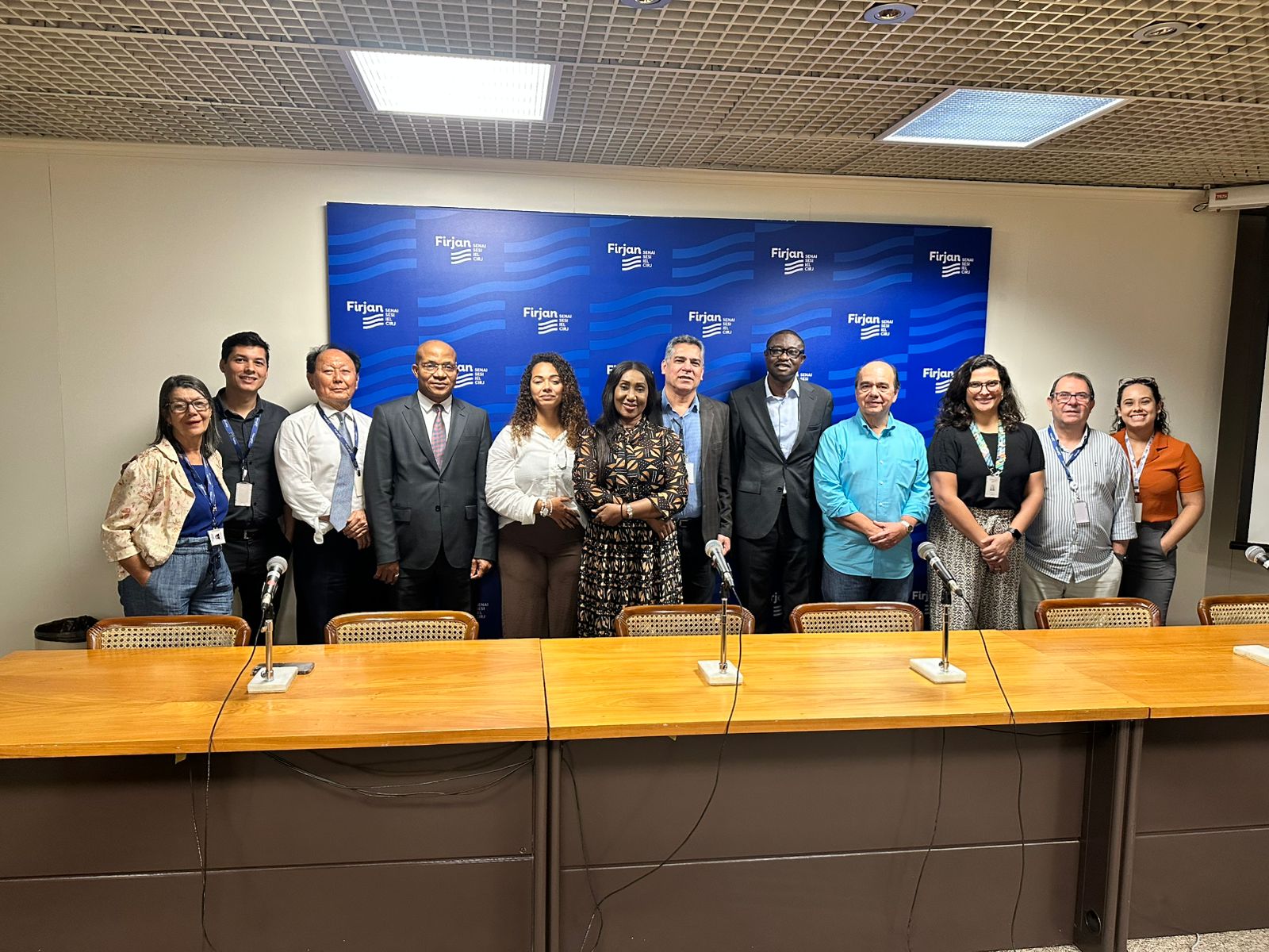 Os diretores da Firjan CIRJ, Mauro Varejão (quarto da dir. para esq.) e Sérgio Yamagata (terceiro da esq. para dir), com representates da Costa do Marfim e colaboradores do Sistema Firjan