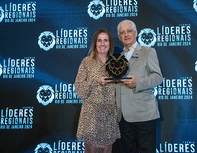 Carla Pinheiro e Luiz Césio Caetano no prêmio que homenageia empresas e líderes que se destacaram no cenário fluminense