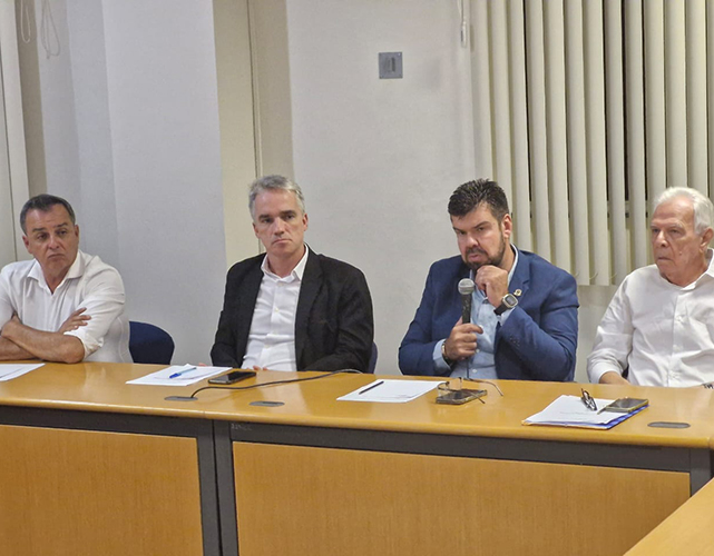 Prefeito Welberth Rezende (ao microfone) em reunião da Comissão da Firjan em Macaé