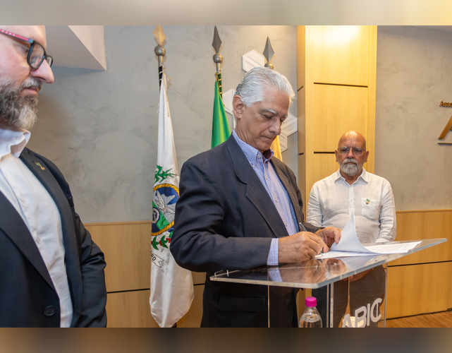 Pavel Cardoso (à esq.) e Luciano Inácio (à dir.) ao lado do presidente Caetano durante assinatura do termo de cooperação, na sede da Abic, no Centro do Rio