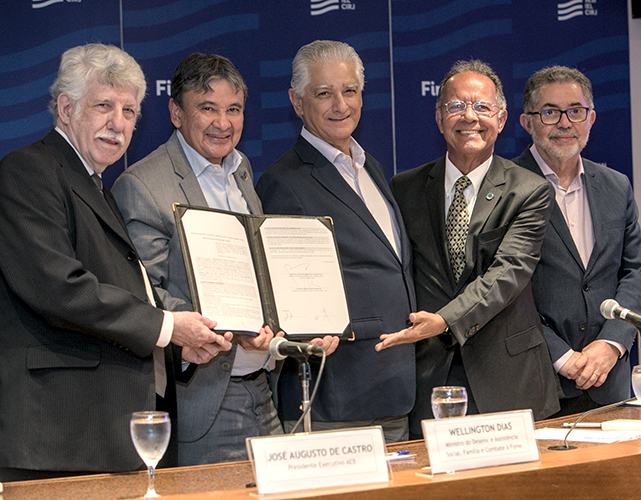 José Augusto de Castro (AEB), Wellington Dias (MDS), Luiz Césio Caetano (Firjan), Arthur Pimentel (AEB) e Luiz Carlos Everton (MDS)