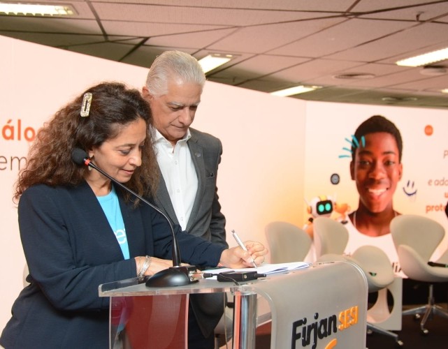 Luiz Césio Caetano, presidente da Firjan, e Layla Saad, representante adjunta do Unicef no Brasil, durante assinatura de memorando de entendimento