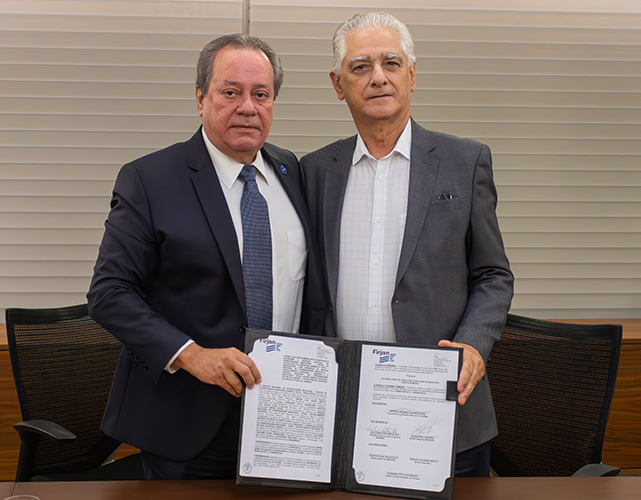 Ricardo Alban , presidente da CNI e Luiz Césio Caetano, presidente da Firjan, na assinatura de incorporação do ISI BIossintéticos e Fibras pela federação.