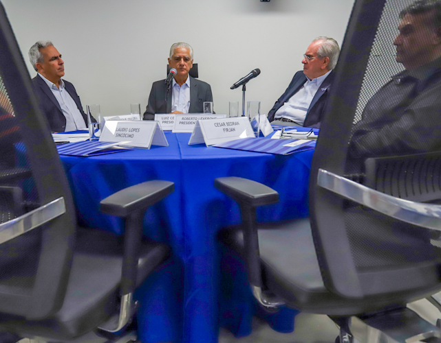 Presidente da Firjan, ao centro, com o presidente da Firjan Caxias, Roberto Leverone (à esquerda) e o vice, Henrique Osório