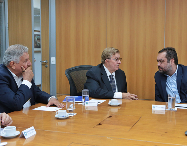 Marcelo Kaiuka (à esq.) e Carlos Erane de Aguiar conversam com governador Claudio Castro sobre transição tributária no RJ