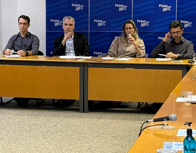 Reunião da Comissão Municipal de Macaé durante apresentação sobre a Reforma Tributária