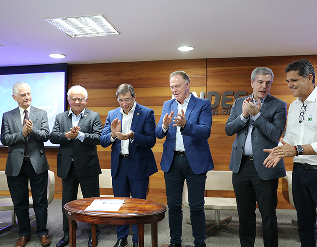 Luiz Césio Caetano com o presidente do Findes, governador e vice-governador do ES no lançamento do Fórum InfraLeste