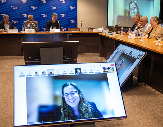No telão, a diretora industrial da Fumel, Nara Victor, que participou da reunião por videoconferência