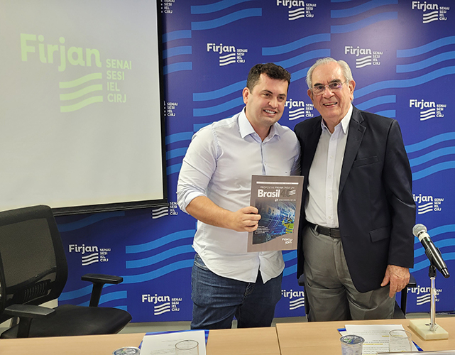 O prefeito de Duque de Caxias, Netinho Reis recebeu do presidente da Firjan Caxias e Região, Roberto Leverone, o caderno com as propostas para o desenvolvimento regional