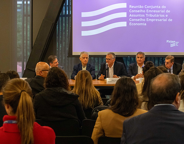 À mesa da esq para dir: Juliano Pasqual, Luiz Césio Caetano, Júlio Talon, Marcelo Kaiuca e Carlos Erane de Aguiar