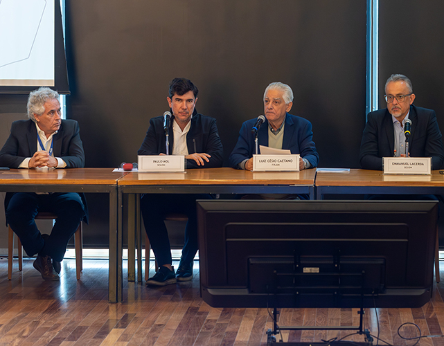 Sérgio Mendonça, do Conselho Nacional do SESI; Paulo Mol, superintendente do SESI Nacional; Luiz Césio Caetano, presidente da Firjan; e Emmanuel Lacerda, superintendente de Saúde e Segurança na Indústria do SESI.