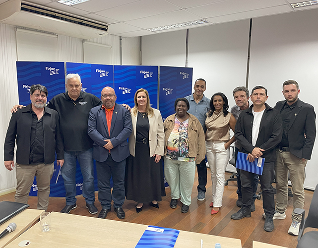 Márcia Carestiato com os representantes de prefeituras da região