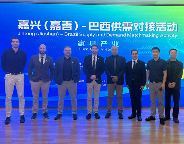 Empresários do setor moveleiro e colaboradores da Firjan durante networking na China